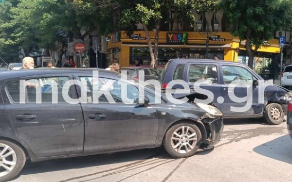 Τροχαίο ατύχημα με δύο ΙΧ στο κέντρο της Θεσσαλονίκης (φωτ.)