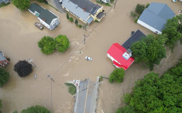 Ιστορικές πλημμύρες στο Βερμόντ των ΗΠΑ - Διασώστες απομακρύνουν κατοίκους με βάρκες και καγιάκ (βίντεο & φωτ.)