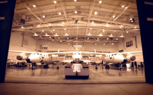 Μία μαμά με την κόρη της και ένας 84χρονος θα πετάξουν στο Διάστημα με την Virgin Galactic (βίντεο)