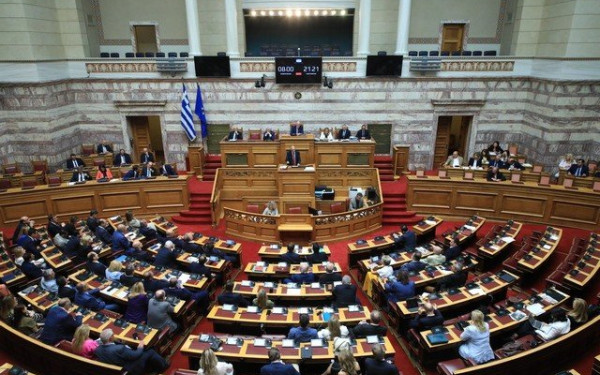Βουλή: Ψηφίστηκε το νομοσχέδιο που προβλέπει μέτρα ενίσχυσης του εισοδήματος και στήριξης της οικογένειας