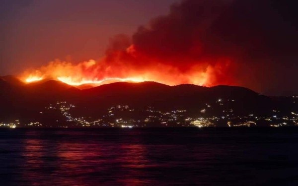Πύρινη κόλαση σε Κέρκυρα Αίγιο, Κάρυστο και Υλίκη - Ύφεση στη Ρόδο - Έκτακτα δελτία από τα βρετανικά ΜΜΕ (βίντεο, φωτ.)