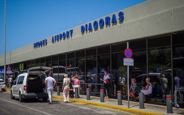 Φεύγουν μαζικά από τη Ρόδο οι τουρίστες - 17 πτήσεις από την Κυριακή