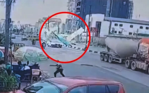 Σοκαριστικό βίντεο: Αεροπλάνο συνετρίβη σε δρόμο της Νιγηρίας