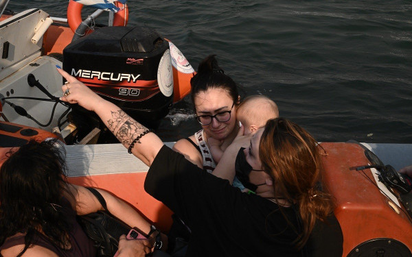 Δραματικές στιγμές στη Νέα Αγχίαλο: Επιχείρηση εκκένωσης μέσω θαλάσσης - Απομακρύνθηκαν 130 άτομα (βίντεο, φωτ.)