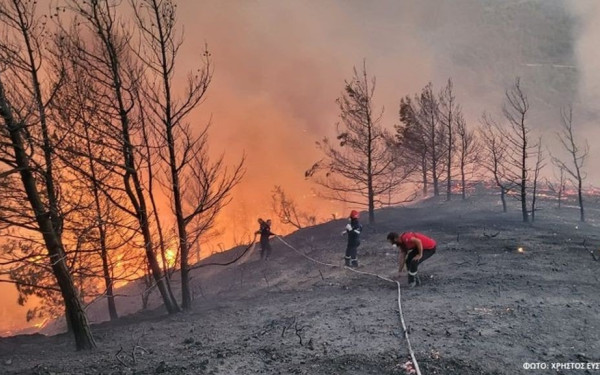 Μεγάλες αναζωπυρώσεις στη Ρόδο - Εκκενώνονται τα Λάερμα - Αναμένεται νύχτα δίχως τέλος (βίντεο)