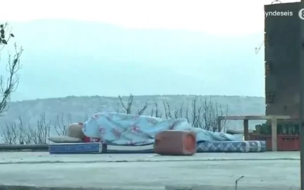 Σπαρακτική εικόνα: Άνδρας κοιμάται πάνω στο καμμένο σπίτι του στην Μάνδρα