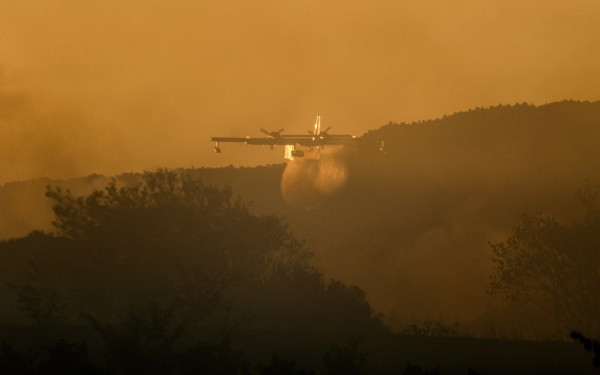 Κάρυστος: Οι πρώτες εικόνες από την πτώση και τα συντρίμμια του Canadair (βίντεο)