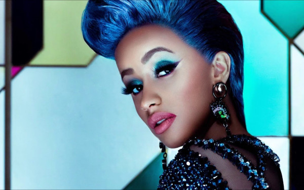 Cardi B: Θεατής της πέταξε ποτό και εκείνη ανταπόδωσε πετώντας του το μικρόφωνο (βίντεο)