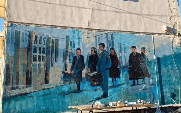 Ο «Θίασος» του Αγγελόπουλου έγινε τοιχογραφία αφιερωμένη στα Τέμπη από τον καλλιτέχνη που... έσβησε το ΑΠΘ