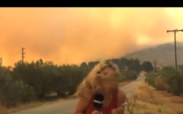 Βόλος: Το ωστικό κύμα της έκρηξης τίναξε δημοσιογράφο που μετέδιδε ζωντανά (βίντεο)