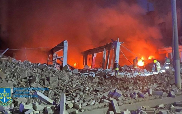 Ρωσική επίθεση σε πολυκατοικία στο Ντνίπρο - 3 τραυματίες, αγωνία τυχόν εγκλωβισμένους (βίντεο)