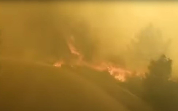 Στιγμές αγωνίας στη Ρόδο - Εθελοντές περνούν με αυτοκίνητο μέσα από τις φλόγες της πυρκαγιάς (βίντεο)