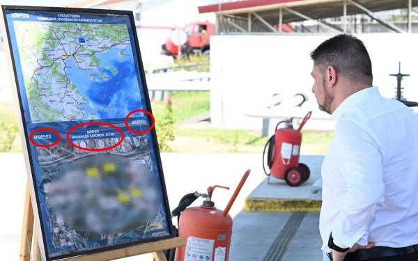 ΠΑΣΟΚ: «Αδιανόητη επιπολαιότητα και προχειρότητα η φωτογραφία Χαρδαλιά μπροστά σε απόρρητους στρατιωτικούς χάρτες»