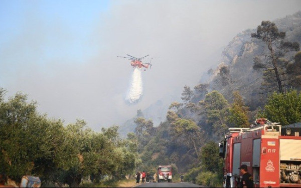 Mάχη με τις φλόγες σε Κάρυστο, Κέρκυρα, Ρόδο, Αίγιο: Eκκενώθηκαν οικισμοί