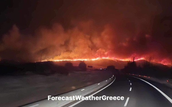 Μαγνησία: Πολλές εστίες καίνε ανεξέλεγκτες - Περικυκλωμένο και χωρίς νερό το Σέσκλο (βίντεο & φωτ.)