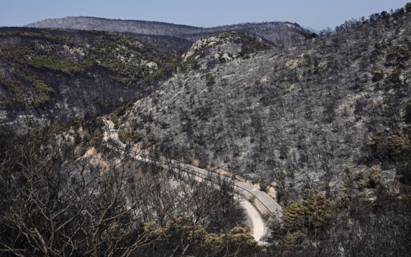 Βελτιωμένη η εικόνα στις πυρκαγιές σε Δυτική Αττική, Ρόδο και Λακωνία - Ξεκίνησαν ρίψεις τα εναέρια μέσα	
