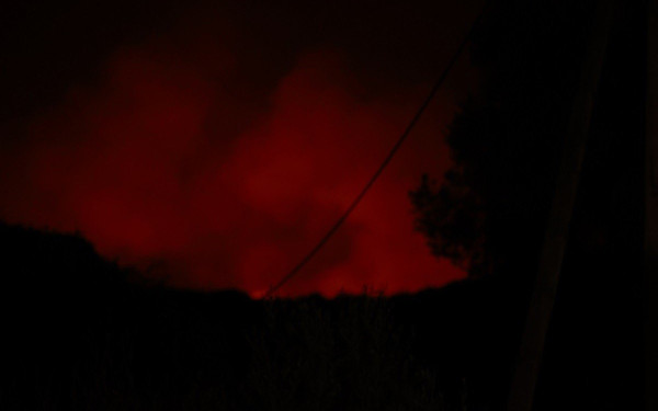 Εφιαλτική νύχτα στην Κέρκυρα: Η φωτιά φτάνει σε δύο οικισμούς (βίντεο, φωτ.)