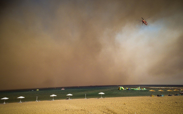 Ρόδος: Μεγάλη αναζωπύρωση της φωτιάς στο Βάτι - Στα 200 μέτρα από τα σπίτια οι φλόγες (βίντεο)