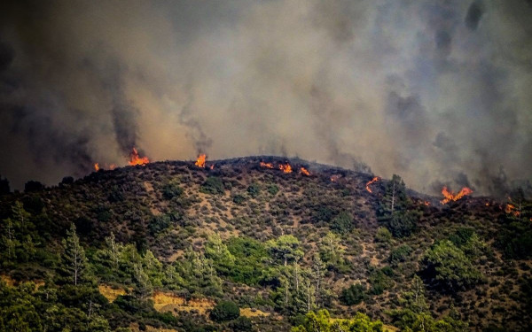 Πύρινος εφιάλτης στη Ρόδο: Μάχη με τις αναζωπυρώσεις για τέταρτη ημέρα (βίντεο)