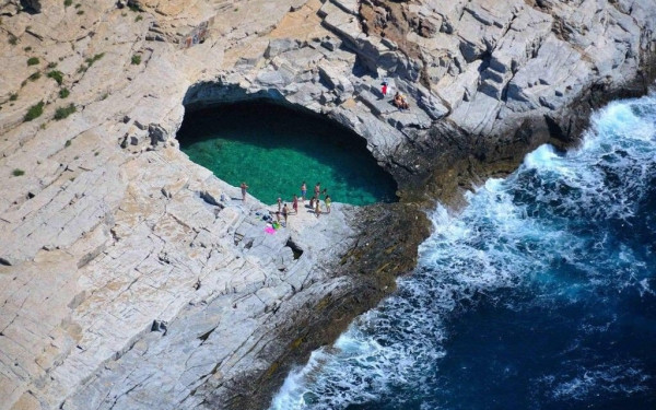 Θάσος: Τραυματίστηκε και δεύτερος άνθρωπος σε λιγότερο από 24 ώρες μετά από βουτιά στη «Γκιόλα»