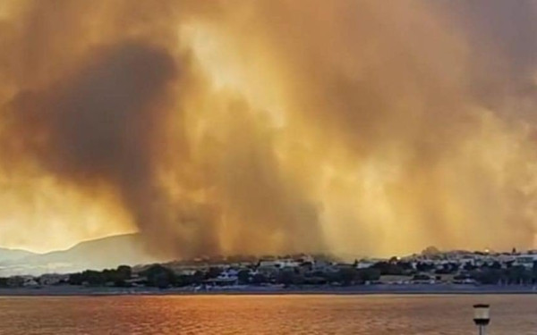 Ρόδος: Απειλεί το νεκροταφείο και τον υποσταθμό της ΔΕΗ η φωτιά στο Γεννάδι - Εκκενώνεται ο οικισμός (βίντεο & φωτ.)