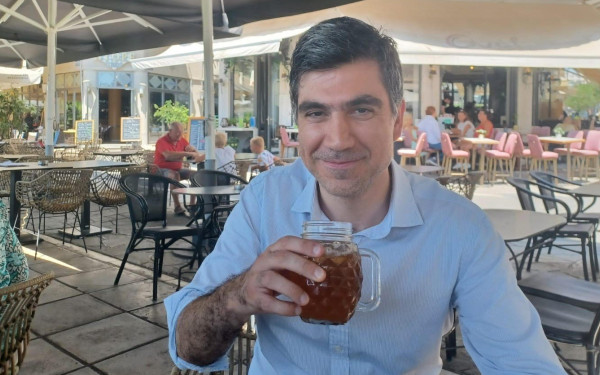 Πρωινός καφές με τον Θανάση Γλαβίνα