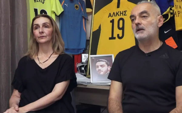 «Όταν έμαθα για τη δολοφονία του διπλώθηκα από τον πόνο» - Η πρώτη συνέντευξη των γονιών του Άλκη Καμπανού μετά τη δίκη (βίντεο)