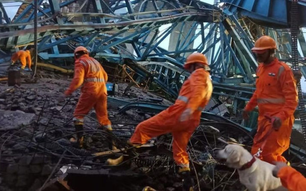 Πολύνεκρη τραγωδία στην Ινδία: Κατέρρευσε γερανός και σκοτώθηκαν τουλάχιστον 17 εργαζόμενοι (βίντεο, φωτ.)