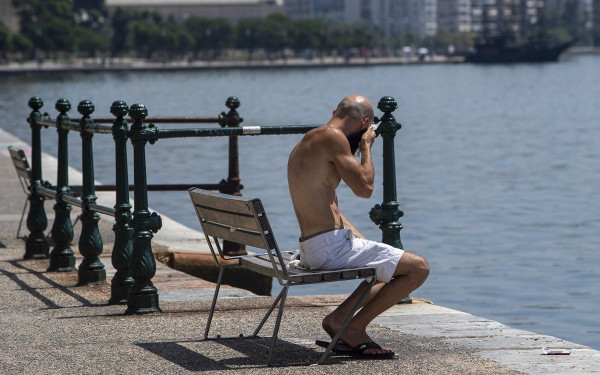Η κυβέρνηση λαμβάνει μέτρα στήριξης των αστέγων από τον καύσωνα