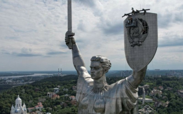 Ουκρανία: Ξηλώθηκε το σφυροδρέπανο από το μνημείο της Μητέρας Πατρίδας στο Κίεβο (βίντεο)