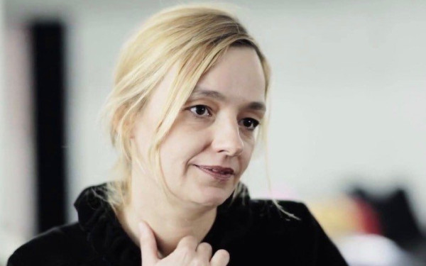 «Έχω ανάγκη να σπάσω τη σοβαροφάνεια που μας περιβάλλει»