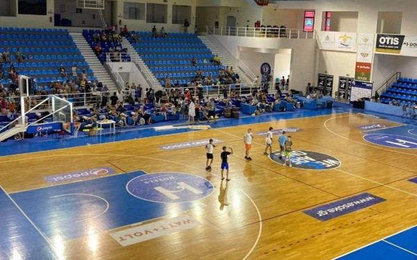 Ρόδος: Στο κλειστό γήπεδο του Κολοσσού μεταφέρθηκαν τουρίστες
