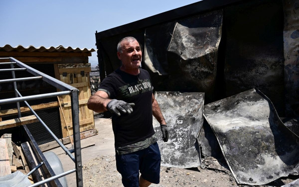 Καίγονται σπίτια στη Μάνδρα - Από τη μία πλευρά στην άλλη περνούν οι φλόγες παρά την παρουσία 350 πυροσβεστών (βίντεο)