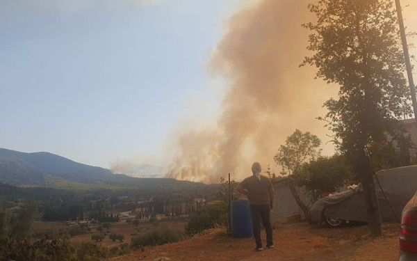 Πυρκαγιά Μάνδρα: «Είμαστε αβοήθητοι» - Κάτοικοι στο Μελετάκι ζητούν ενίσχυση των εναέριων μέσων (βίντεο)