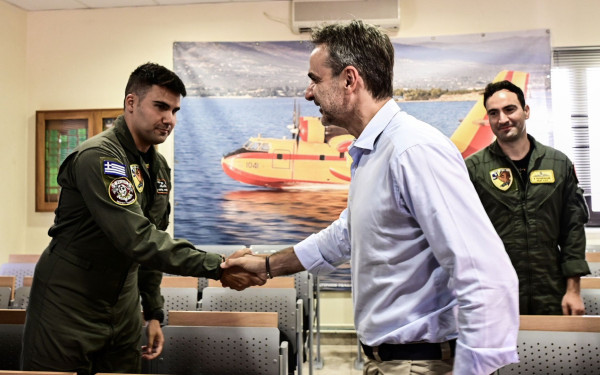 Στην Ελευσίνα για τους πιλότους των πυροσβεστικών αεροσκαφών ο Μητσοτάκης