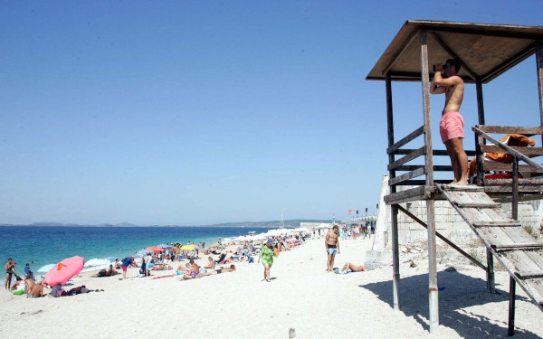 Γιατί αυξάνονται οι πνιγμοί: Ξεχάσαμε τα βασικά για τις βουτιές στη θάλασσα