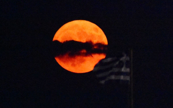 Πανσέληνος Αυγούστου: Μαγευτικές εικόνες από «το φεγγάρι του Οξύρρυγχου»