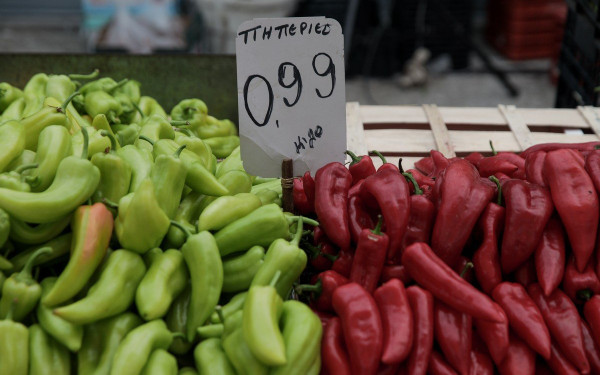 Φρούτα και λαχανικά εισαγωγής και με φυτοφάρμακα στο τραπέζι των Ελλήνων