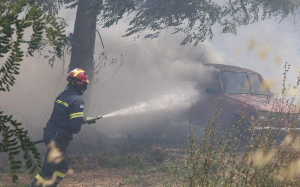 Κέρκυρα: Μάχη σε δύο ενεργά μέτωπα δίνουν πυροσβέστες και εθελοντές