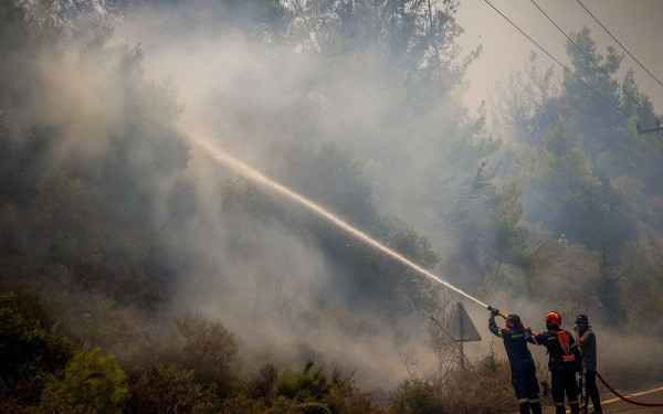 Νέα φωτιά κοντά στην Πάρνηθα - Απειλεί τη Μονή Κλειστών