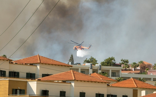 Ανεξέλεγκτη η πύρινη λαίλαπα στη Ρόδο - Σε κατάσταση έκτακτης ανάγκης το νησί (βίντεο & φωτ.)