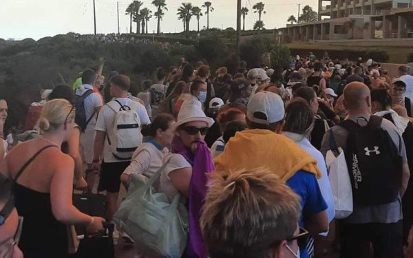 Ρόδος: Εκκενώσεις από τη θάλασσα ξεκίνησε το Λιμενικό - Σοκαριστικές εικόνες με χιλιάδες τουρίστες στο δρόμο (βίντεο)