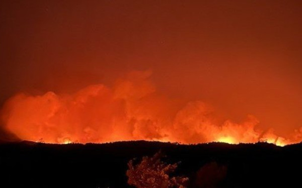 Ρόδος: Πύρινη μάχη σε 3 μέτωπα - Ανησυχία για εγκλωβισμένους σε Κιοτάρι, Γεννάδι - Καίγονται σπίτια στα Λάερμα