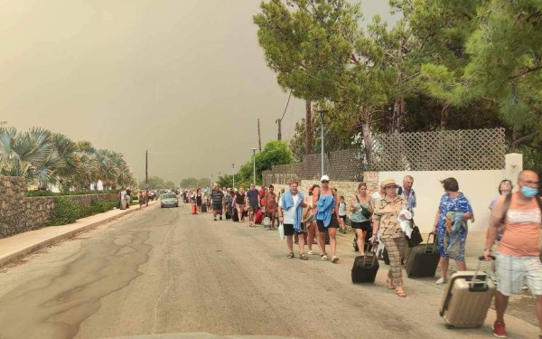 «Κόλαση στη Ρόδο»: Τα βρετανικά ΜΜΕ καλύπτουν λεπτό προς λεπτό τη φωτιά στο νησί (βίντεο)