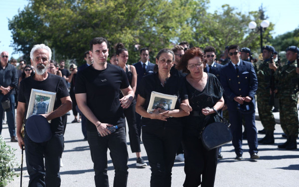 Πτώση Canadair: Ράγισαν καρδιές στην κηδεία Στεφανίδη παρουσία Μητσοτάκη - Δένδια (φωτ.)