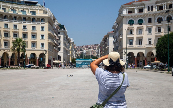 Οι ακραίοι καύσωνες κλυδωνίζουν τον τουρισμό: Σαν τη Χαλκιδική και τη Θεσσαλονίκη… δεν θα έχει