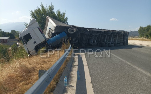 Σέρρες: Tριαξονική νταλίκα ανατράπηκε στην Εγνατία Οδό στο ύψος του Σιδηροκάστρου (φωτ.)