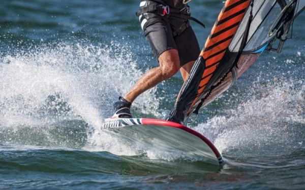 Πάρος: Σε εξέλιξη έρευνες για τον εντοπισμό του 42χρονου σέρφερ (βίντεο)