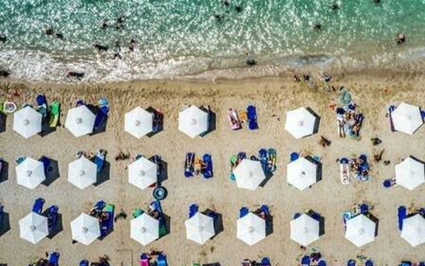 Νάξος: Οι ξαπλώστρες επέστρεψαν - Τρεις συλλήψεις για παράνομη κατάληψη αιγιαλού 