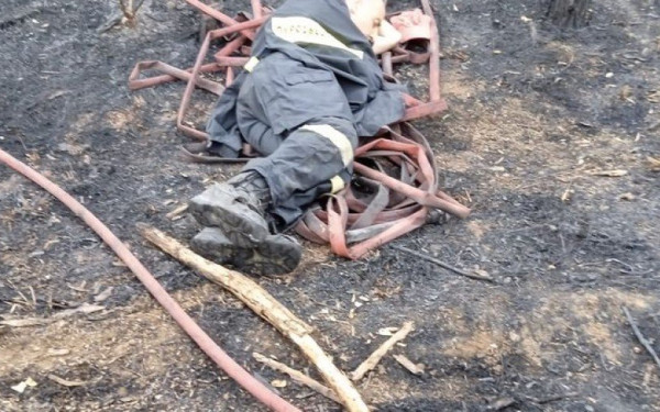 Συγκινεί ο πυροσβέστης που ξάπλωσε στις μάνικες για να ξεκουραστεί (βίντεο)